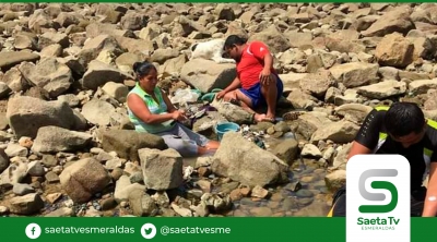 Manabí profundo, la baja mar deja entre las rocas sus manjares