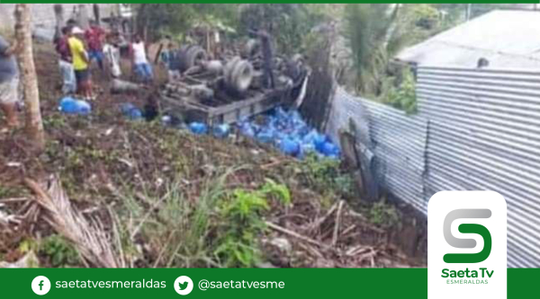 Vehículo repartidor de agua se vuelca en Galera