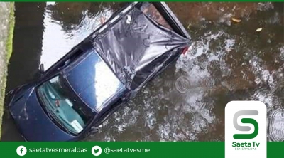 Camioneta se fue al estero a la entrada de la &quot;y&quot; de la laguna en Quinindé