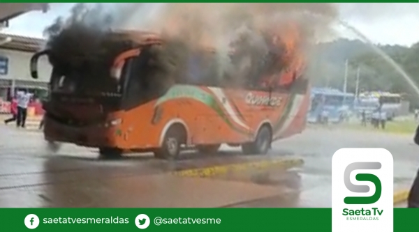 Se incendió bus de transporte Quinindé en anden de la Terminal Terrestre