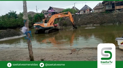 Con maquinaria municipal retiran arena de desembocadura de río Tonchigüe
