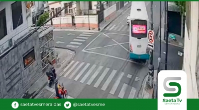 Bus ocasiona accidente por pasarse la luz roja en Guayaquil