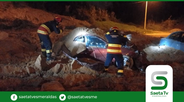 Deslizamiento de tierra sepultó a varios vehículos en estacionamiento de pico y placa en Quito