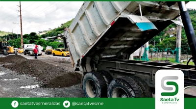 Alcaldía de Esmeraldas mejora estado de la vía Carlos Concha