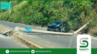 Automóvil tumba poste en vía de los puentes