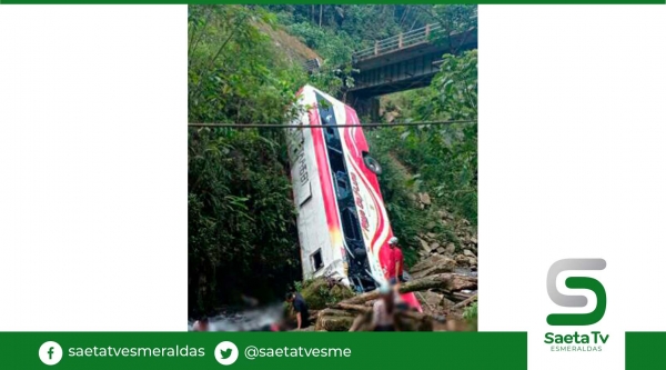 Bus que circulaba en ruta Macas-Taisha se precipitó al río, hay al menos 10 fallecidos