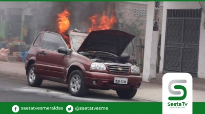 Vehículo se incendia en pleno centro de Portoviejo