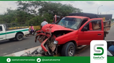 Camioneta se llevó poste de alumbrado en vía los puentes