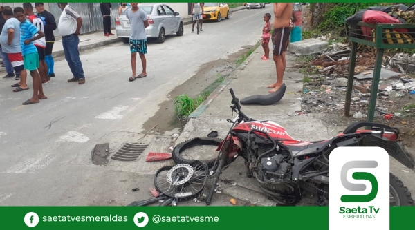 Choque frontal entre vehículo y motocicleta