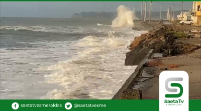 Fuerte oleaje en balneario de Atacames