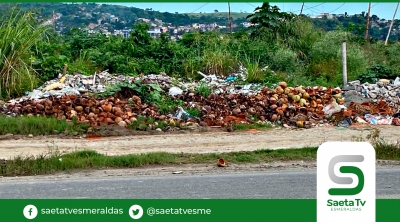 Vía de los puentes llena de escombros y conchas de coco