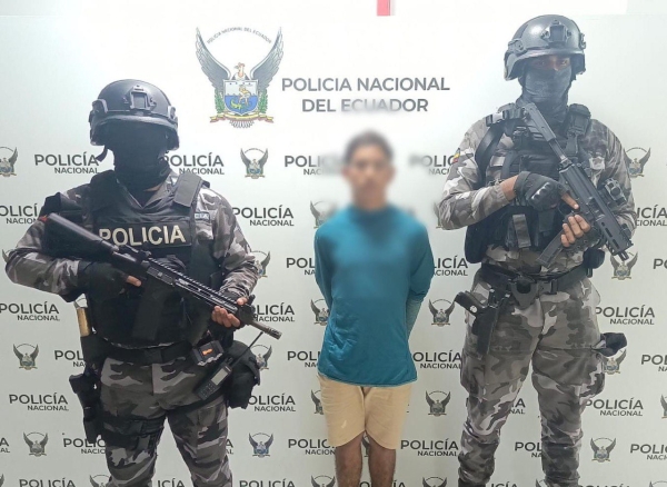 Policía captura en Atacames a un sujeto que portaba un arma de fuego