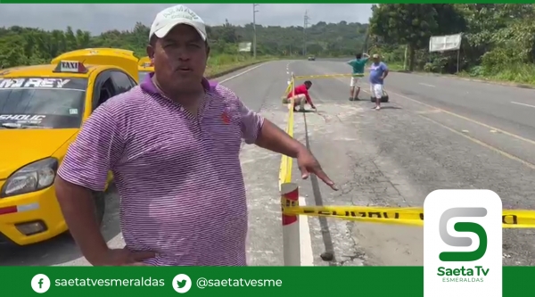 Taxistas de Atacames la hicieron de albañiles para parchar baches de la vía turística