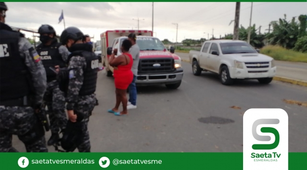 Moradores de isla Vargas Torres cerraron vía de los puentes