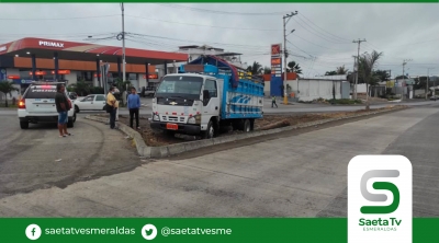 Camión se estrella en sector del redondel de Vuelta Larga